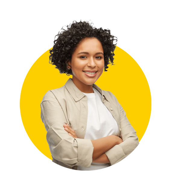 Museum translations-uk, Smiling woman with arms crossed, wearing a white shirt, isolated on white background. Concept of confidence and professionalism.