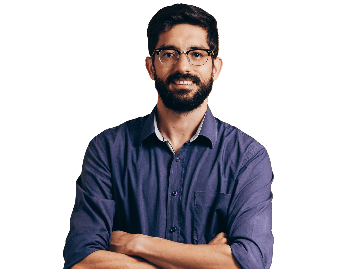 Mexican spanish translation services expert smiling with crossed arms wearing a blue shirt